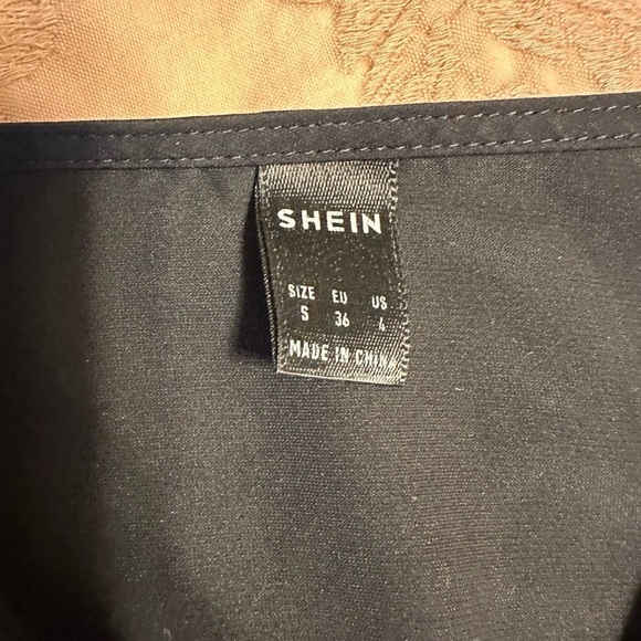 SHEIN black top with tie and button on neckline with bell sleeves - Picture 5 of 5